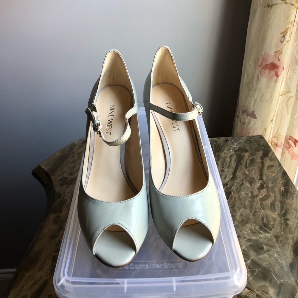 Nine West Peep toe pump